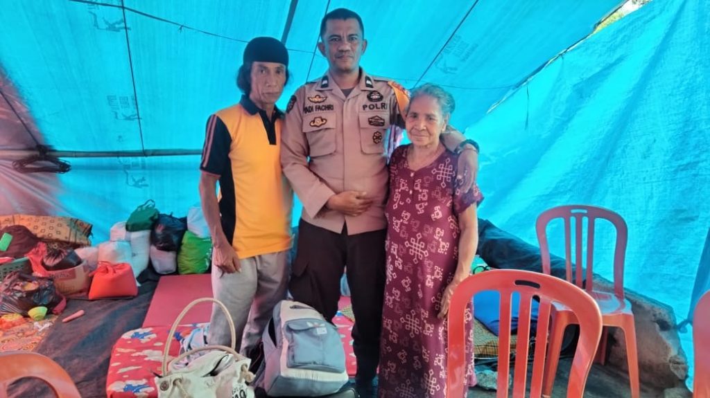 Bhabinkamtibmas Benteng Malewang Bulukumba Beri Bantuan ke Warganya Yang Terkena Musibah