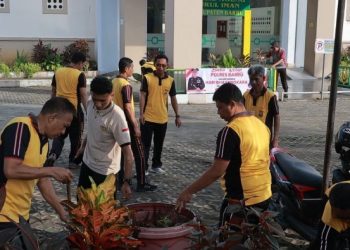 Dalam Rangka HUT Bhayangkara Ke-79, Personel Polres Barru Gelar Bakti Religi di Masjid, Gereja dan TPU