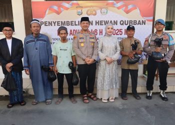 Kapolrestabes Makassar bersama Ketua Bhayangkari Bagikan Daging Kurban ke Masyarakat