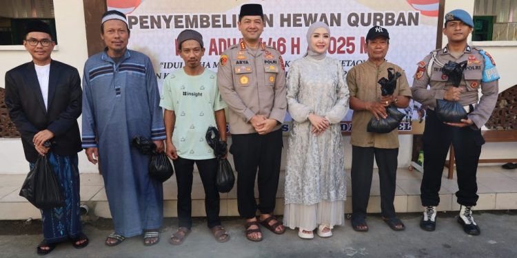 Kapolrestabes Makassar bersama Ketua Bhayangkari Bagikan Daging Kurban ke Masyarakat