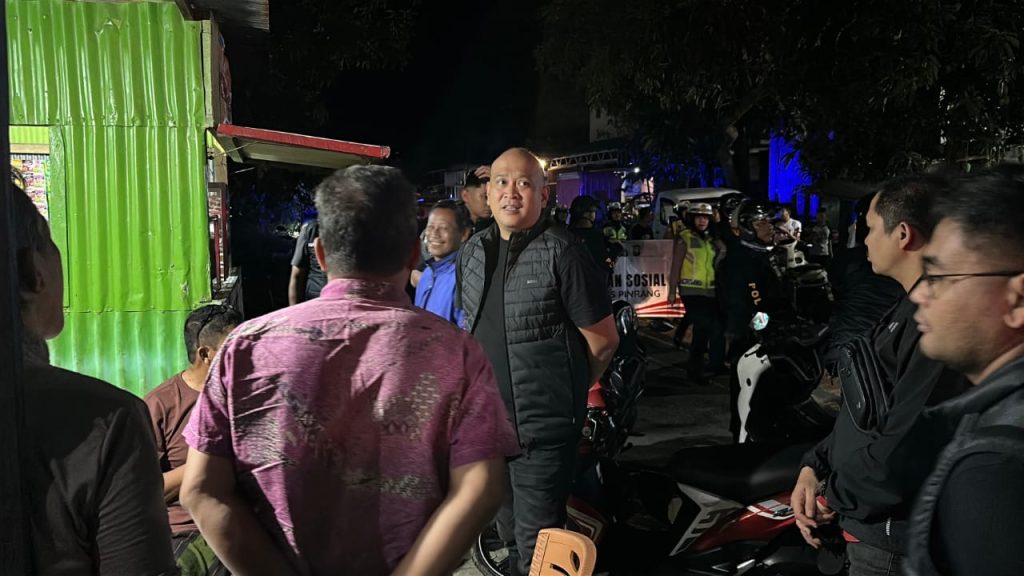 Kapolres Pinrang Pimpin Patroli Gabungan dan Bagi Bantuan ke Masyarakat Kurang Mampu