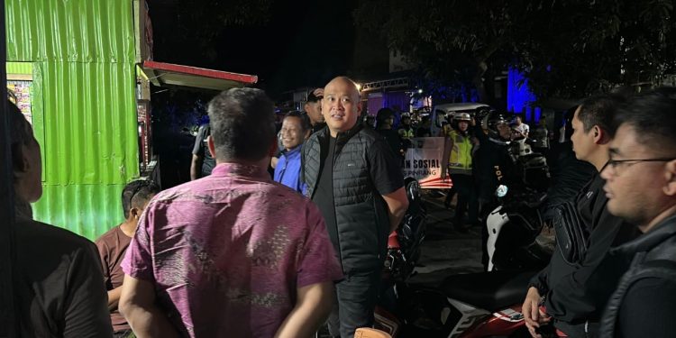 Kapolres Pinrang Pimpin Patroli Gabungan dan Bagi Bantuan ke Masyarakat Kurang Mampu