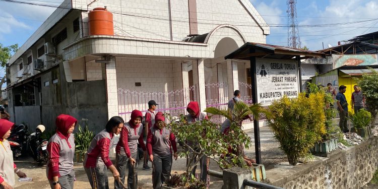 Dalam Rangka Hari Bhayangkara ke-79, Polres Pinrang Gelar Bakti Religi di Masjid dan Gereja