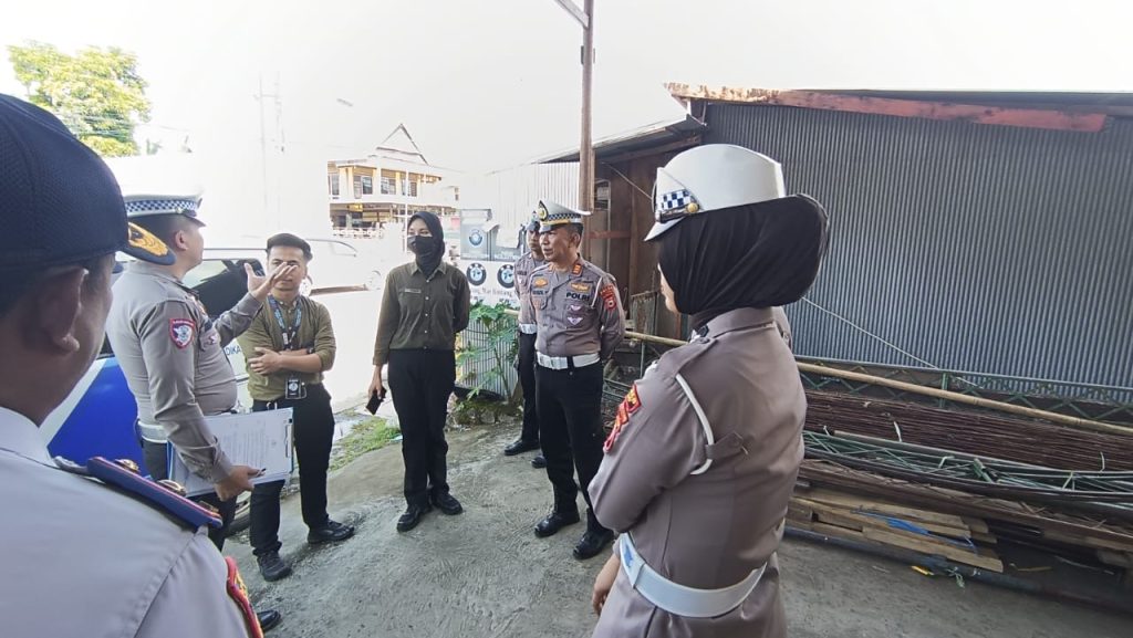 Satlantas Polres Wajo dan Ditlantas Polda Sulsel Survei Bangunan Yang Tidak Miliki Lahan Parkir Layak