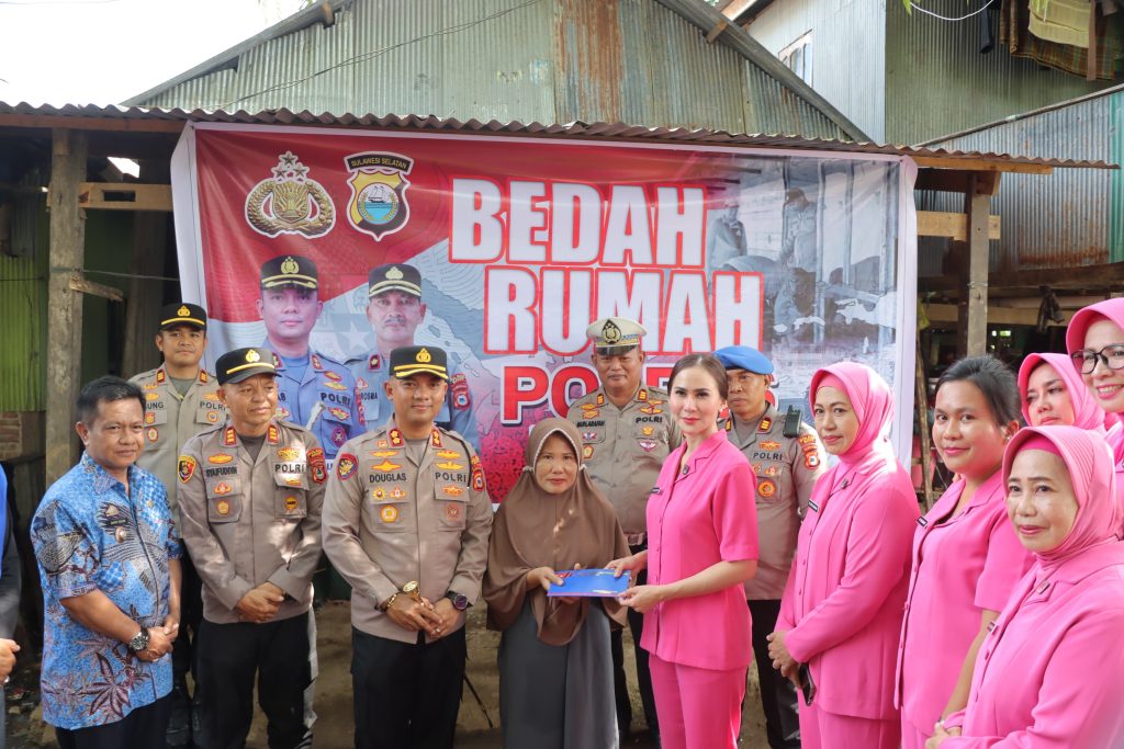 Dalam Rangka HUT Bhayangkara ke-79, Kapolres Maros bersama Ketua Bhayangkari Bedah Rumah Warga
