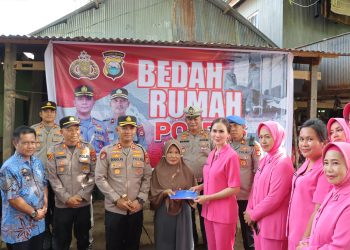 Dalam Rangka HUT Bhayangkara ke-79, Kapolres Maros bersama Ketua Bhayangkari Bedah Rumah Warga