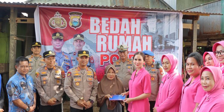 Dalam Rangka HUT Bhayangkara ke-79, Kapolres Maros bersama Ketua Bhayangkari Bedah Rumah Warga