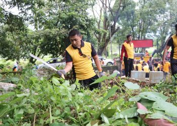 Dalam Rangka Hari Bhayangkara ke-79, Kapolres Luwu Timur bersama Personel Gelar Bakti Religi di TPU