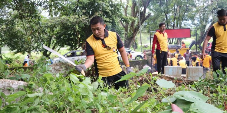 Dalam Rangka Hari Bhayangkara ke-79, Kapolres Luwu Timur bersama Personel Gelar Bakti Religi di TPU