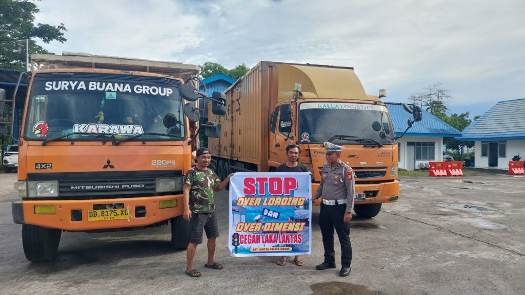 Personel Sat Lantas Polres Maros Sosialisasi ODOL ke Komunitas Sopir Truk