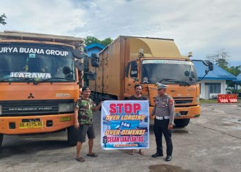Personel Sat Lantas Polres Maros Sosialisasi ODOL ke Komunitas Sopir Truk