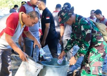 Peringati Hari Lingkungan Hidup, Personel Polres Barru Bersihkan Pantai