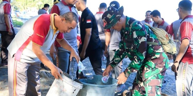 Peringati Hari Lingkungan Hidup, Personel Polres Barru Bersihkan Pantai