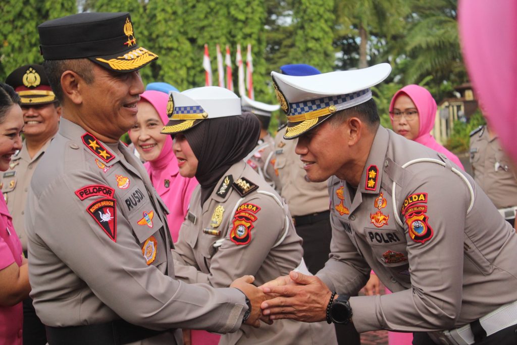 Kapolda Sulsel Pimpin Upacara Kenaikan Pangkat Personel Periode 1 Juli dan PNS Polri 