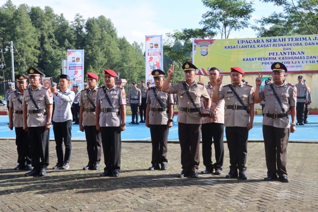 Kapolres Toraja Utara Pimpin Upacara Serah Terima Jabatan Kasat, Kasi dan Kapolsek