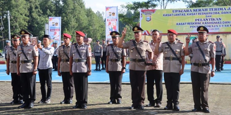 Kapolres Toraja Utara Pimpin Upacara Serah Terima Jabatan Kasat, Kasi dan Kapolsek