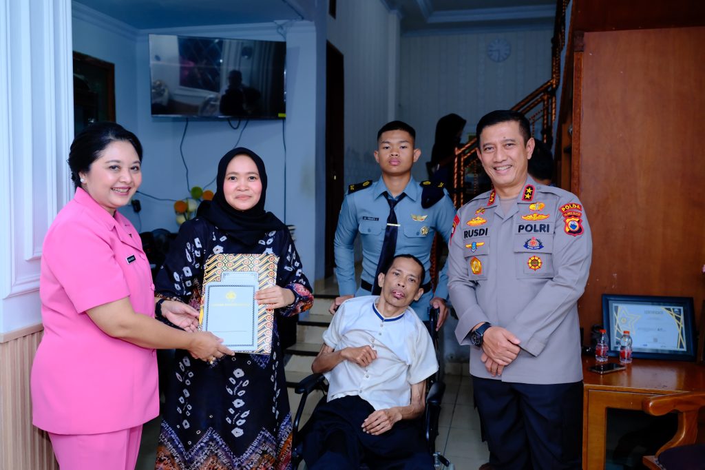 Kapolda Sulsel bersama Ketua Bhayangkari Anjangsana ke Purnawirawan Dalam Rangka Hari Bhayangkara ke-79