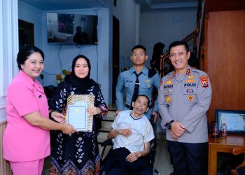 Kapolda Sulsel bersama Ketua Bhayangkari Anjangsana ke Purnawirawan Dalam Rangka Hari Bhayangkara ke-79