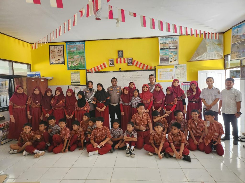 Police Go to School! Satlantas Polres Pelabuhan Makassar Edukasi Pelajar Tertib Lalu Lintas