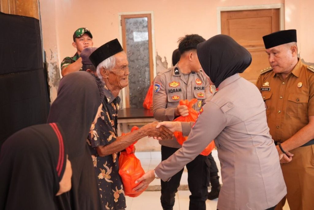 Dalam Rangka Hari Bhayangkara ke-79, Kapolres Pelabuhan Makassar Bagi Bantuan ke Warga Kepulauan Sangkarrang
