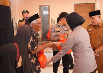 Dalam Rangka Hari Bhayangkara ke-79, Kapolres Pelabuhan Makassar Bagi Bantuan ke Warga Kepulauan Sangkarrang