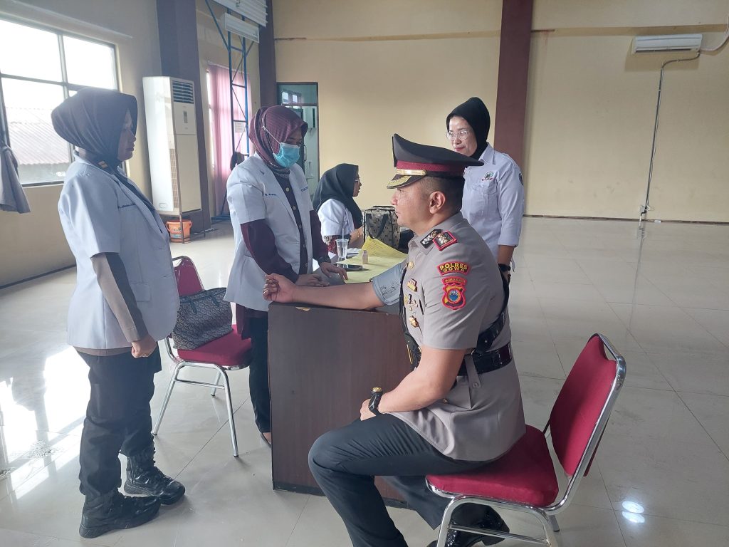 Dalam Rangka HUT Bhayangkara ke-79, Kapolres Gowa bersama Personel Lakukan Donor Darah