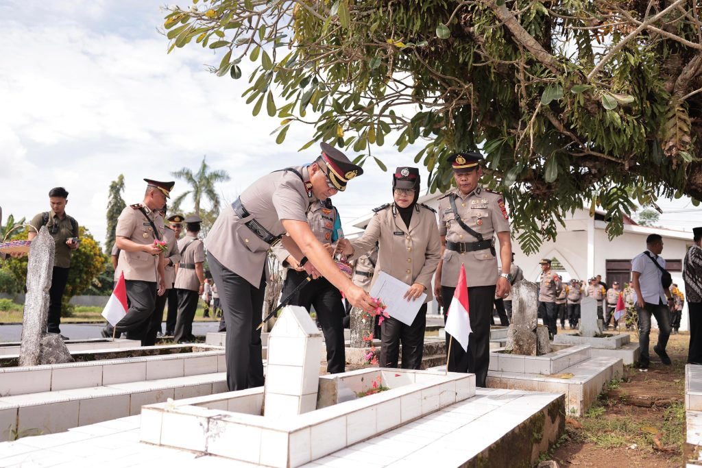 Peringati Hari Bhayangkara ke-79, Kapolres Gowa Pimpin Ziarah dan Tabur Bunga di TMP Romang Lompoa