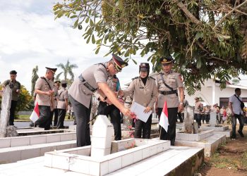 Peringati Hari Bhayangkara ke-79, Kapolres Gowa Pimpin Ziarah dan Tabur Bunga di TMP Romang Lompoa