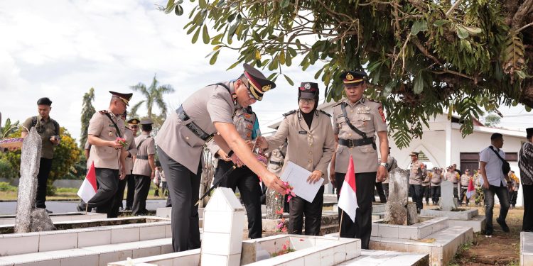 Peringati Hari Bhayangkara ke-79, Kapolres Gowa Pimpin Ziarah dan Tabur Bunga di TMP Romang Lompoa