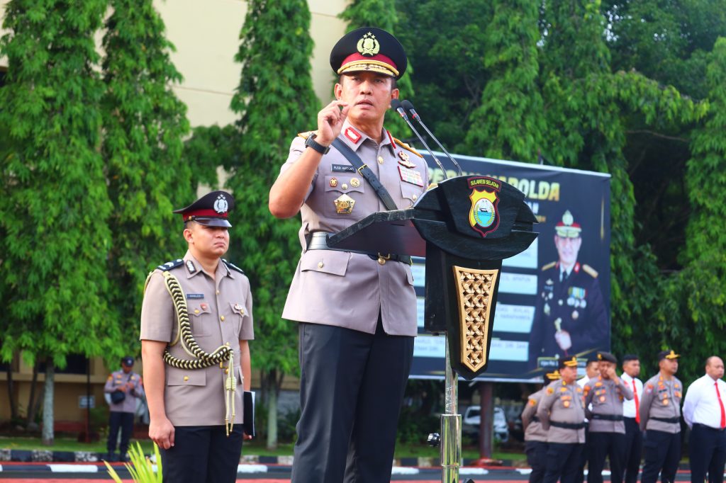 Kapolda Sulsel Beri Penghargaan dan Pecat 10 Personel