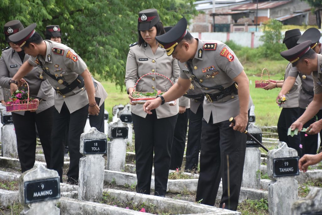 Kenang Jasa Pahlawan, Kapolres Bulukumba Pimpin Ziarah dan Tabur Bunga di TMP Taccorong