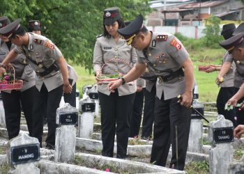 Kenang Jasa Pahlawan, Kapolres Bulukumba Pimpin Ziarah dan Tabur Bunga di TMP Taccorong