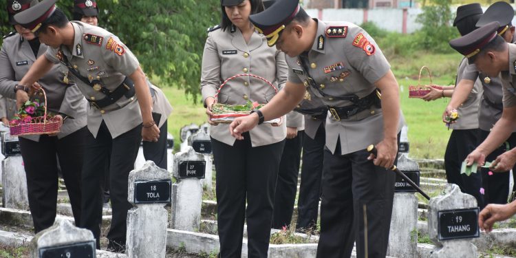 Kenang Jasa Pahlawan, Kapolres Bulukumba Pimpin Ziarah dan Tabur Bunga di TMP Taccorong