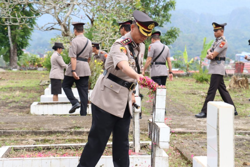 Peringati HUT Bhayangkara Ke-79, Kapolres Tana Toraja Ziarah dan Tabur Bunga di TMP Buntu Lepong