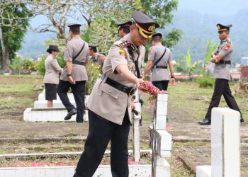 Peringati HUT Bhayangkara Ke-79, Kapolres Tana Toraja Ziarah dan Tabur Bunga di TMP Buntu Lepong