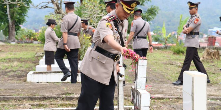 Peringati HUT Bhayangkara Ke-79, Kapolres Tana Toraja Ziarah dan Tabur Bunga di TMP Buntu Lepong