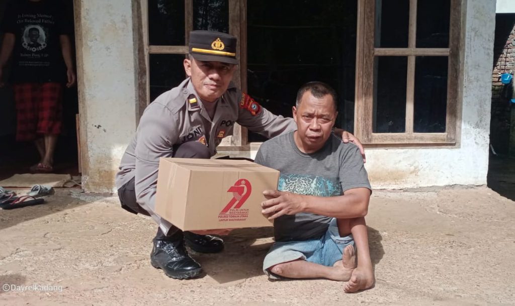 Maknai HUT Bhayangkara Ke 79, Polres Toraja Utara Bagi Ratusan Paket Sembako Untuk Warga