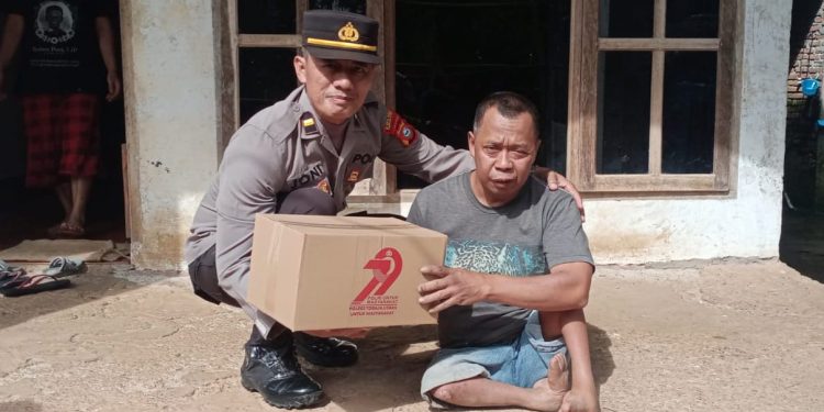 Maknai HUT Bhayangkara Ke 79, Polres Toraja Utara Bagi Ratusan Paket Sembako Untuk Warga