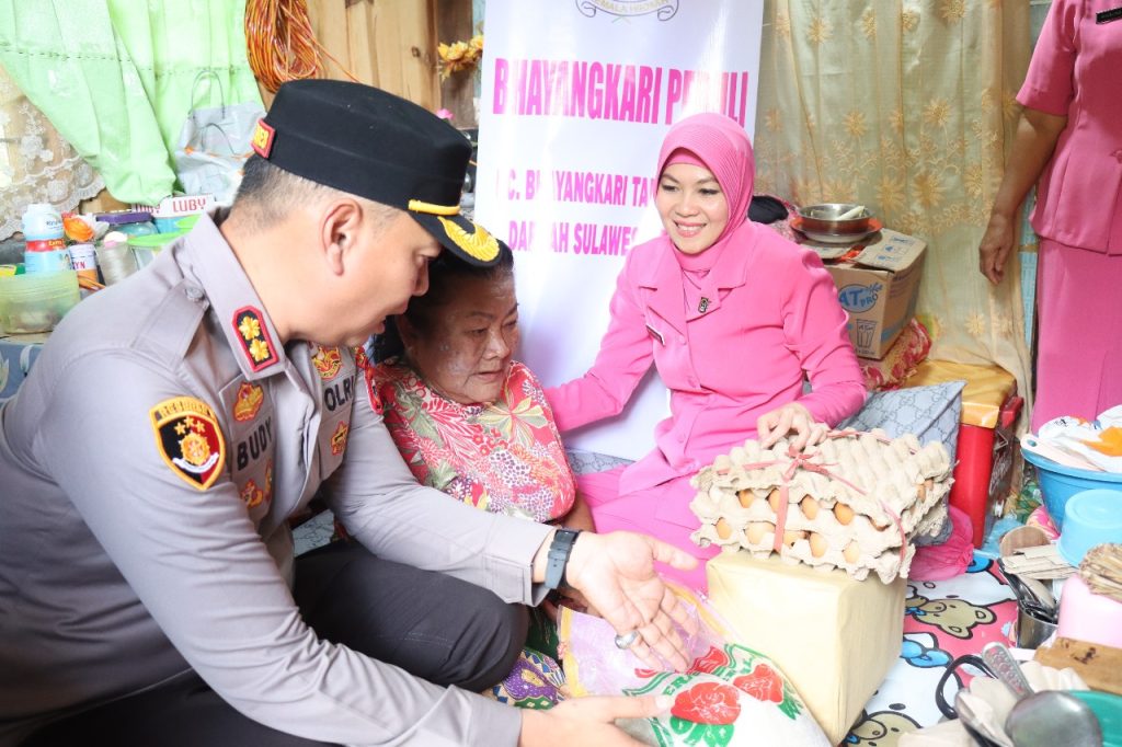 Momen HUT Bhayangkara Ke-79, Kapolres Tana Toraja Tunjukkan Kepedulian Dengan Bagi Bantuan ke Warga yang Sakit