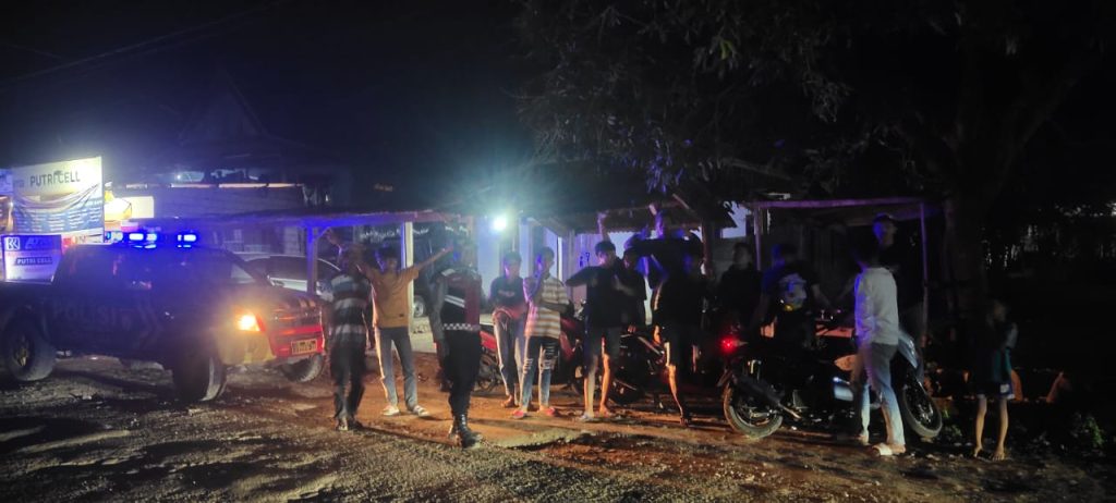 Personel Polsek Kelara Polres Jeneponto Gelar Patroli dan Sasar Anak Muda Yang Nongkrong Larut Malam