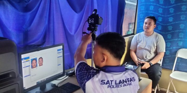 Mudahkan Masyarakat, Layanan Sim Keliling Polres Bone Hadir di Tellu Siattinge