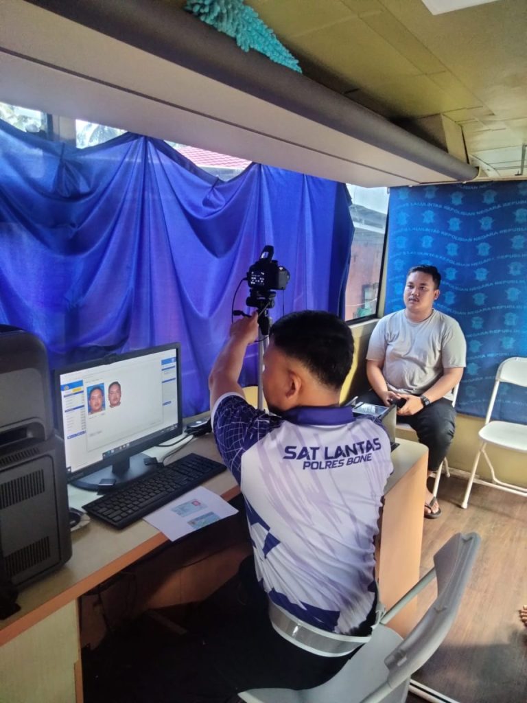 Mudahkan Masyarakat, Layanan Sim Keliling Polres Bone Hadir di Tellu Siattinge