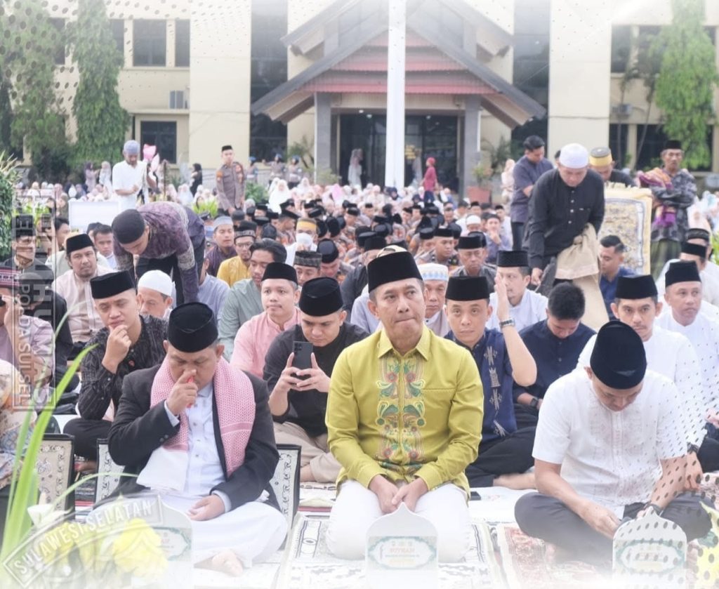 Kapolda Sulsel Laksanakan Sholat Idul Adha Bersama Personel dan Masyarakat di Lapangan Mapolda