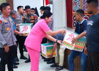 Peringati Hari Bhayangkara ke-79, Kapolda Sulsel bersama Ketua Bhayangkari Bagi Sembako ke Masyarakat