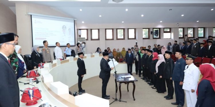 Kapolrestabes Makassar Hadiri Pelantikan dan Pengambilan Sumpah 46 Pejabat Pemkot