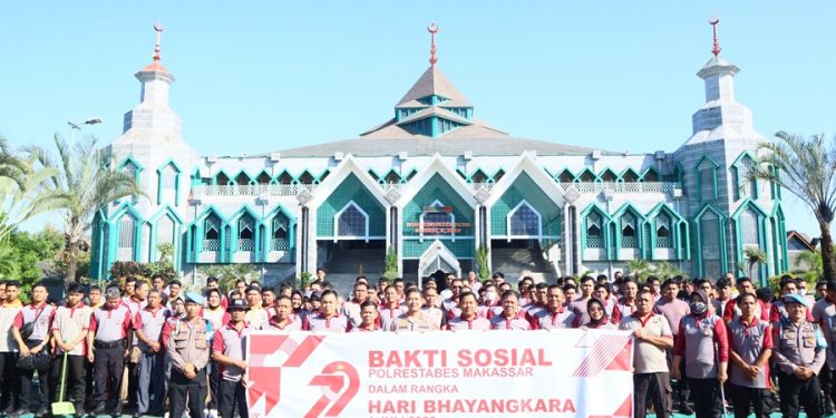 Dalam Rangka HUT Bhayangakra, Kapolrestabes Makassar Pimpin Bakti Religi di Masjid dan Gereja 