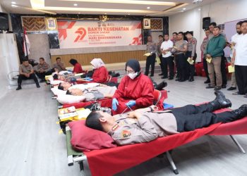 Peringati Hari Bhayangkara ke-79, Kapolrestabes Makassar bersama Ketua Bhayangkari Lakukan Donor Darah 