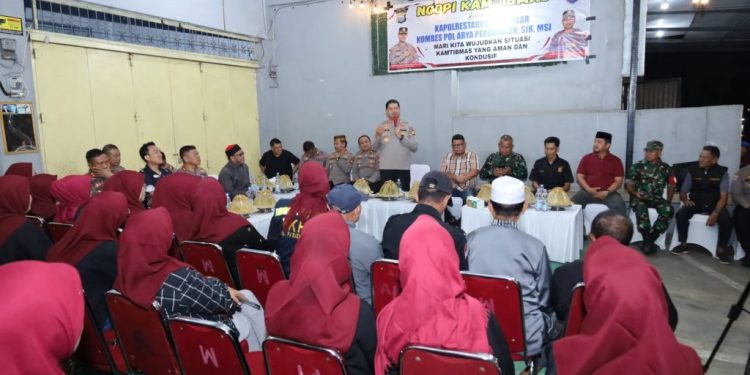 Kapolrestabes Makassar Ngopi Kamtibmas Dengan Warga Pabaeng-baeng