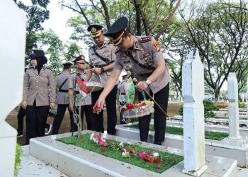 Peringati HUT Bhayangkara, Kapolrestabes Makassar Pimpin Ziarah Rombongan di TMP Panaikang