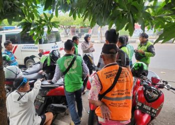 Tingkatkan Kesadaran Masyarakat, Personel Satlantas Polrestabes Makassar Beri Himbauan ke Pengemudi 